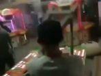tangkapan-layar-video-viral-video-viral-penggerebakan-dan-pengerusakan-lapak-judi.jpg