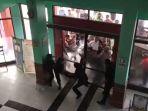 tangkapan-layar-video-warga-yang-mencoba-merangsek-ma.jpg