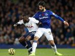 tanguy-ndombele-berduel-dengan-gelandang-everton-andre-gomes.jpg