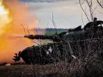 tank-pasukan-ukraina-menembak-posisi-musuh-di-wilayah-donetsk-d.jpg