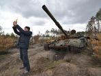 tank-rusia-yang-hancur-di-desa-andriivka.jpg