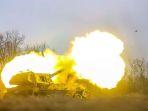 tank-ukraina-sedang-menembakkan-pelurunya-ke-pasukan-rusia.jpg