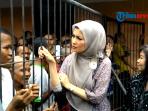 tanpa-jijik-arzeti-bercengkerama-dengan-para-gelandangan-01_20150331_134657.jpg