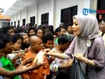 tanpa-jijik-arzeti-bercengkerama-dengan-para-gelandangan-04_20150331_135050.jpg