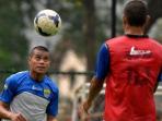 tantan-sundul-bola_20150128_220851.jpg