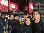 tantri-kotak-dan-arda-naff-nonton-konser-guns-n-roses.jpg