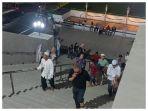 Jamaah Antusias Ikut Salat Tarawih Perdana di Masjid Al-Azhar Jakarta Selatan