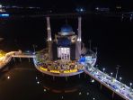 tarawih-di-masjid-apung-mukminin-makassar_20170602_160016.jpg