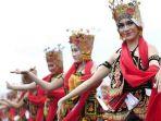 tarian-gandrung-banyuwangi-yang-dibawakan-oleh-ribuan-penari.jpg