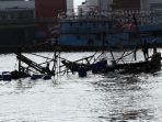tarik-bangkai-kapal-di-pelabuhan-muara-baru_20190304_232151.jpg