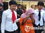 taruni-akpol-menggiring-muncikari-ks-kembali-ke-sel-tahanan-di-mapolres-blitar-kota.jpg