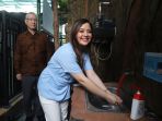 tasya-kamila-melihat-pengolahan-air-limbah-jadi-air-bersih_20220725_212002.jpg