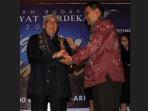 taufiq-kiemas-terima-tropi-manusia-bintang-dari-teguh-santosa_20160608_214546.jpg