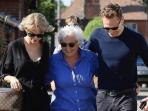 taylor-swift-tampak-akrab-bersama-ibunda-tom-hiddleston_20160627_192903.jpg