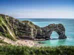 tebing-durdle-door-yang-sering-menjadi-objek-tangan-jahil-turis.jpg