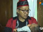 teddy-suami-baru-lina-gendong-buah-hatinya-yang-bernama-bintang.jpg