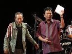 teguh-esha-serahkan-buku-puisi-indosara-pada-hariman-siregar_20160117_203055.jpg