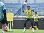 teja-paku-alam-saat-mengikuti-latihan-persib-bandung-didampingi-pelatih-kiper.jpg