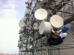 teknisi-indosat-sedang-mengecek-jaringan_20171222_140147.jpg