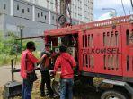 teknisi-telkomsel-menyiapkan-bts-mobile-di-area-rs-darurat-covid-19.jpg