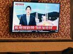 televisi-yang-menayangkan-siaran-berita-di-sebuah-restoran-di-seoul-pada-21-november-2023.jpg