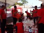 telkomsel-bagikan-daging-kurban_20150925_200125.jpg
