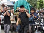 teman-teman-sajjad-dari-hmi-manado-mengusung-keranda-jenazah.jpg