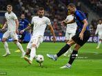 tembakan-dzeko-ke-gawang-bayern-munchen.jpg