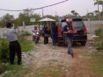 tembok-yang-dibangun-pengembang-menutup-jalan_20151204_140835.jpg