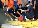 temuan-jasad-korban-jatuhnya-pesawat-sriwijaya-air-sj-182_20210111_200209.jpg