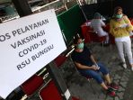 tenaga-kesehatan-jalani-vaksinasi-covid-19-di-rsu-bungsu_20210118_185118.jpg