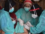 tenaga-medis-rs-husada-utama-surabaya-vaksinasi-covid-19_20210115_140820.jpg