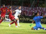 tendangan-striker-persib-kevin-van-kippersluis-memperdaya-kiper-kalteng-putra.jpg