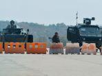 tentara-berjaga-di-jalan-yang-diblokade-menuju-parlemen-myanmar-3.jpg