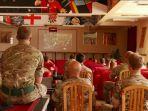 tentara-inggris-di-kenya-menonton-pemakaman-ratu-bersama-sama.jpg