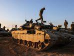 tentara-israel-berdiri-di-atas-tank-yang-dikerahkan.jpg