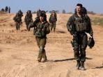 tentara-israel-berjalan-di-dekat-perbatasan-dengan-jalur-gaza-di-israel.jpg