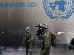tentara-israel-dengan-latar-belakang-markas-unrwa.jpg