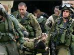 tentara-israel-idf-mengevakuasi-rekan-mereka-yang-terluka.jpg