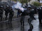 tentara-israel-menembakkan-gas-air-mata-ke-jamaah-palestina.jpg