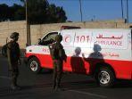 tentara-israel-menyetop-ambulans-palestina.jpg