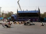 tentara-militer-telungkup-saat-terjadi-serangan-oleh-kelompok-gerilyawan-ketika-d_20180923_171301.jpg