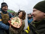 tentara-ukraina-menikah-di-garis-depan-melawan-invasi-rusia_20220307_105402.jpg