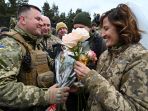 tentara-ukraina-menikah-di-garis-depan-melawan-invasi-rusia_20220307_105535.jpg
