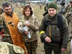 tentara-ukraina-menikah-di-garis-depan-melawan-invasi-rusia_20220307_110300.jpg