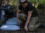 tentara-ukraina-menyiapkan-peluru-untuk-artileri-di-donetsk.jpg
