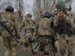 tentara-ukraina-saat-latihan-evakuasi-78y8y.jpg