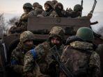 tentara-ukraina-saat-menuju-garis-depan-pertempuran-melawan-rusia.jpg