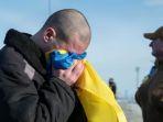 tentara-ukraina-yang-dipertukarkan-sebagai-tahanan-perang.jpg