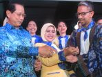tenun-ikat-seragam-baru-bca_20180709_232131.jpg